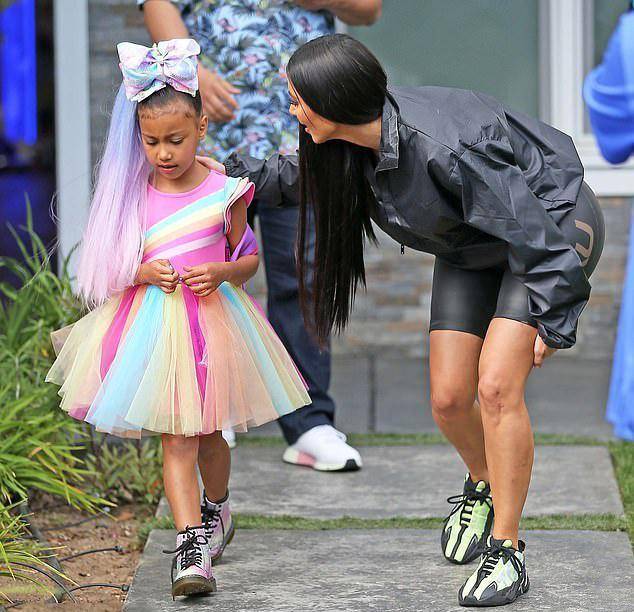 卡戴珊 金大姐带女儿出镜，JojoSiwa一身彩虹公主裙抢镜，充满动感活力！