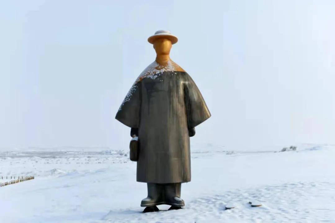 雪后的民勤沙漠雕塑园在腾格里大漠领略童话般的沙漠雕塑意境