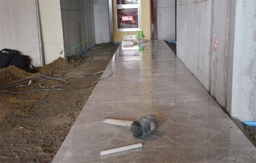 瓷砖干铺湿铺到底有何差别家里装修时选择哪种更合适