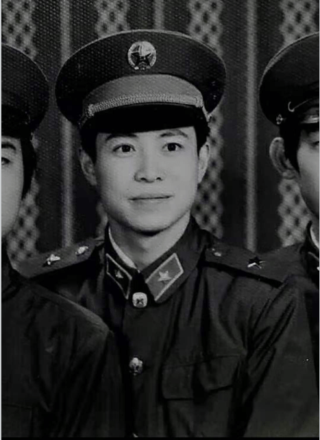 爸爸的黑白照片:拍摄于八十年代,精神小伙很帅气_父亲_网友_战友