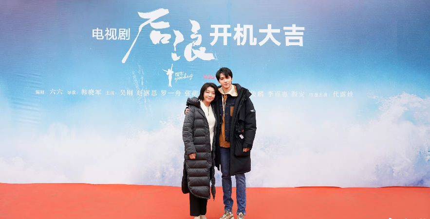 职场 54岁江珊终于复出，不做发型全场最朴素，奶奶风打扮更暴露年龄