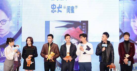 妻女 陆毅携妻女香港苍蝇馆聚餐,穿大衣被粉丝追捧,两女儿五官像爸爸