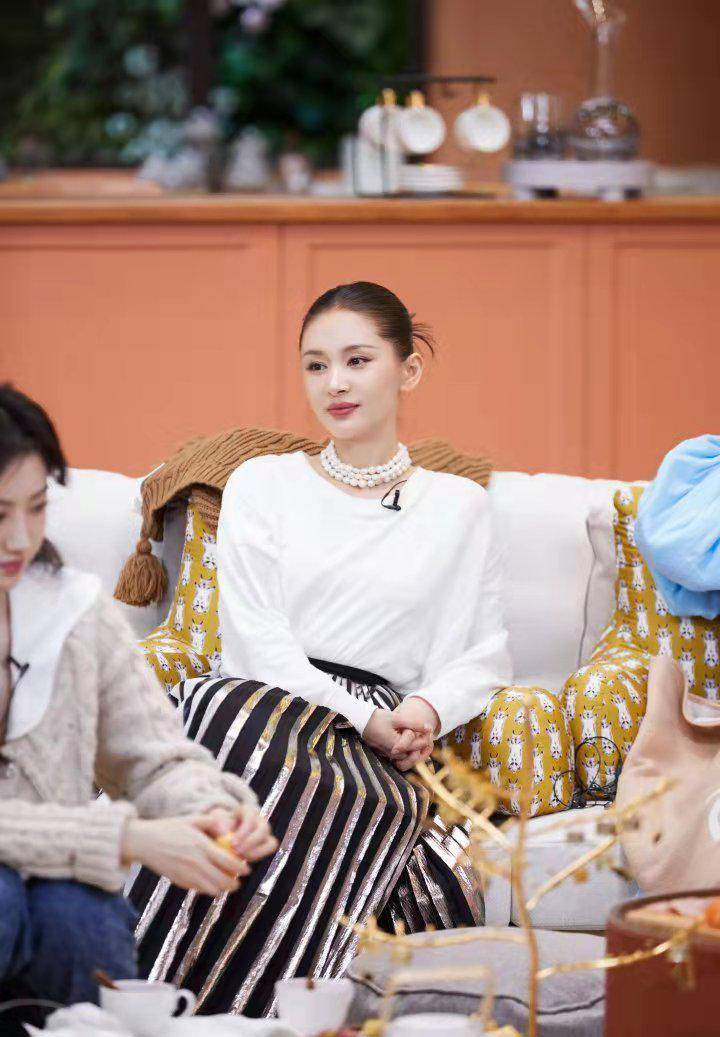 设计 王子文气质好穿什么都好看，一袭无袖毛衣裙亮相，精致又有女人味