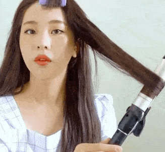 卷发高马尾太常见,女明星都爱上瀑布高马尾,唐嫣李沁扎上减龄又元气