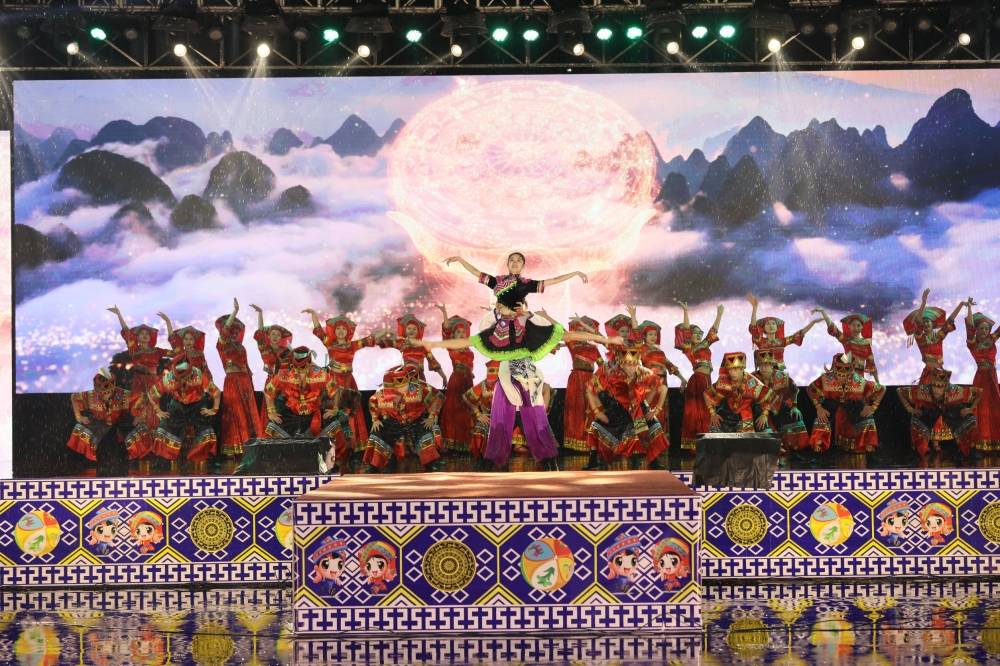 2022中国壮语春晚:唱响壮美广西新时代上的迎春曲_壮乡_歌舞_华号
