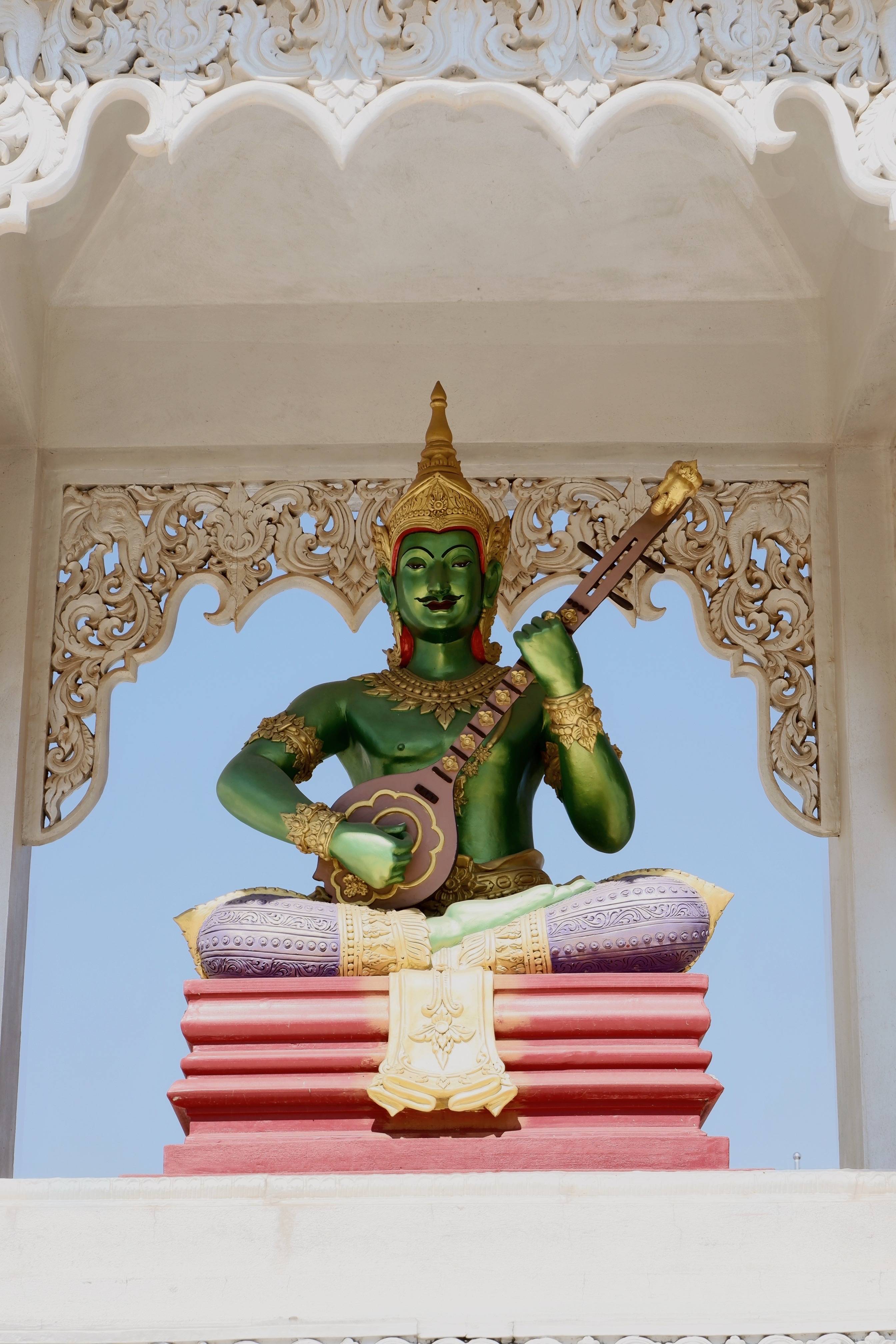 仿佛踏入幻界天阙,银白色塔身映衬着佛像金身,融合了印度佛塔与傣族