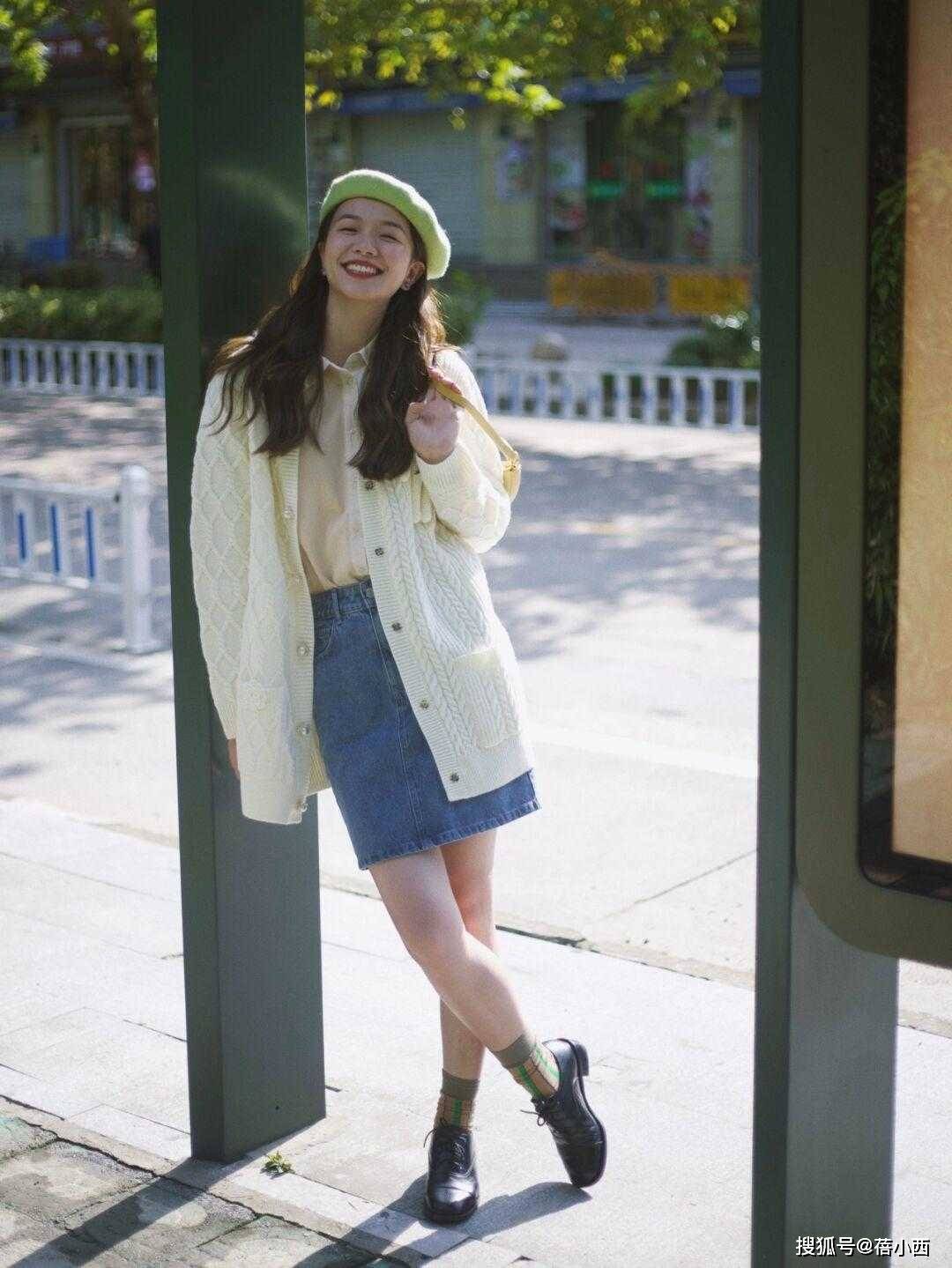 毛衣 今年春季火了这3条半身裙,配毛衣和西装都很合适,好看还实用