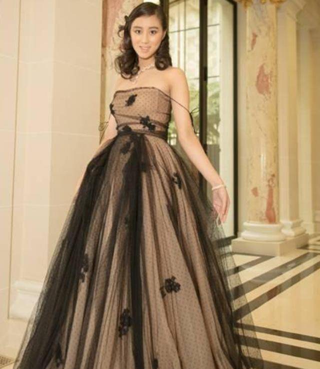 设计 何超欣穿校服参加活动，白衬衫配高腰百褶裙，不站C位照样抢眼