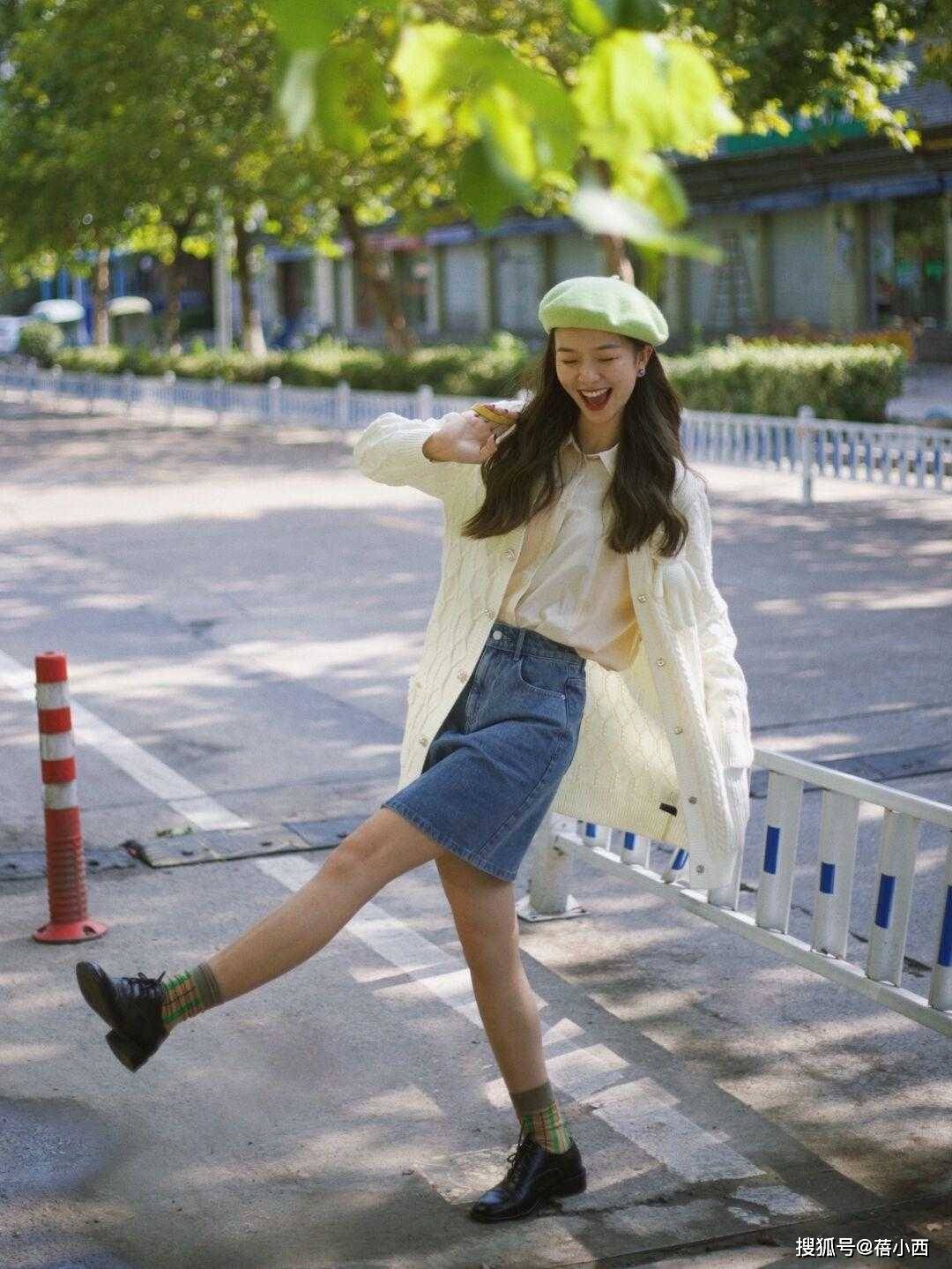 毛衣 今年春季火了这3条半身裙,配毛衣和西装都很合适,好看还实用