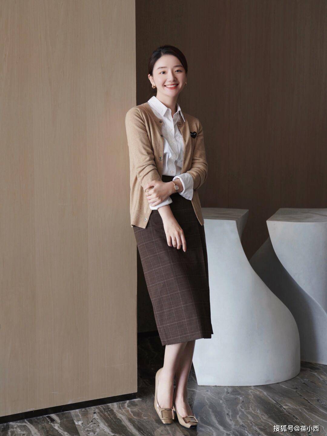 驼色 春季赶时髦就穿“针织开衫”，优雅又实用，配牛仔裤半身裙都好看