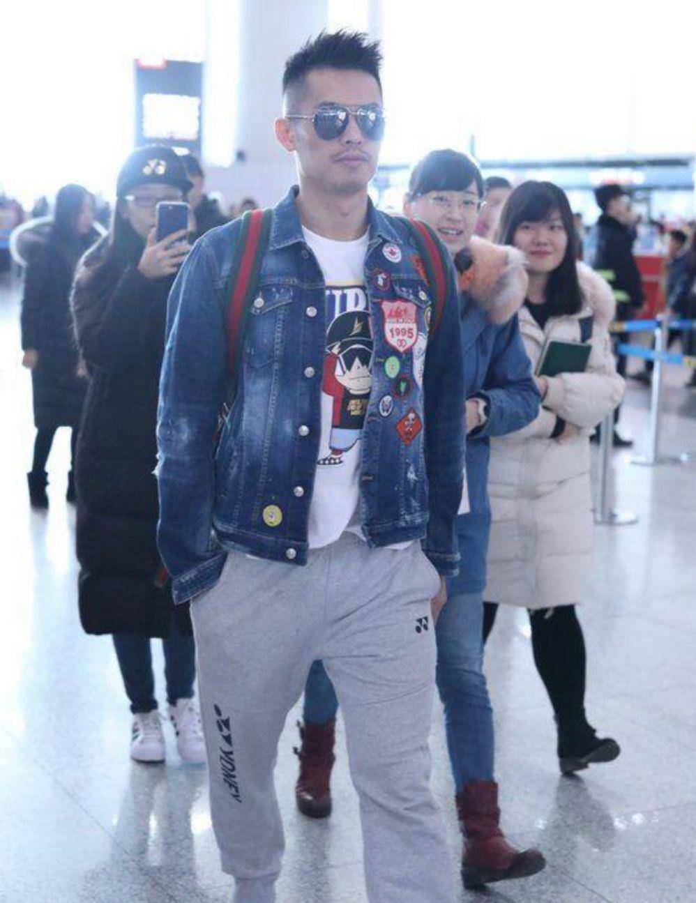 颜色 林丹一家四口走机场,全程牵儿子好宠溺,谢杏芳穿小黑裤长腿瞩目