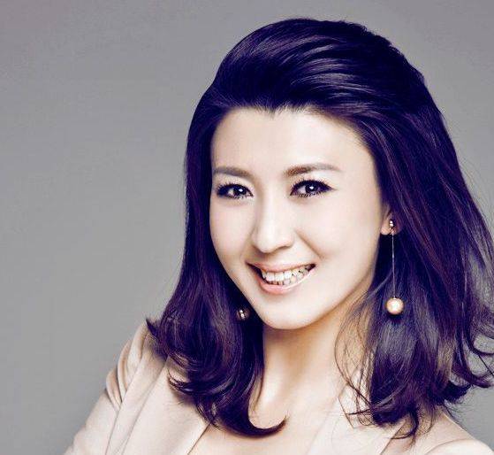 闫学晶大家很熟悉吧，1972年出生的她，在进入演艺圈之前，曾是一名二人转