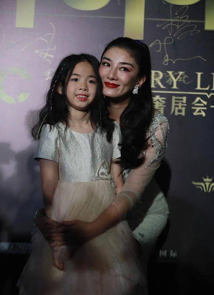 严重哪有啥不老女神！阿sa接受采访娃娃脸严重下垂，十级美颜难掩老态