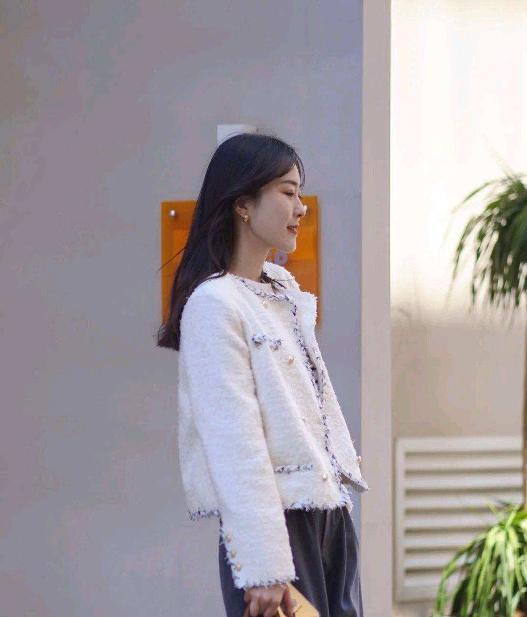 大气 小香风适合作为春装，简约大气的穿搭风格，轻松呈现优雅与温柔