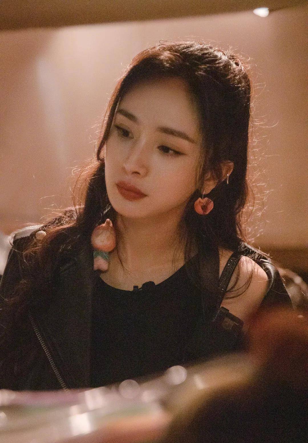 发型好少女！杨幂的新发型也太适合春日踏青了吧