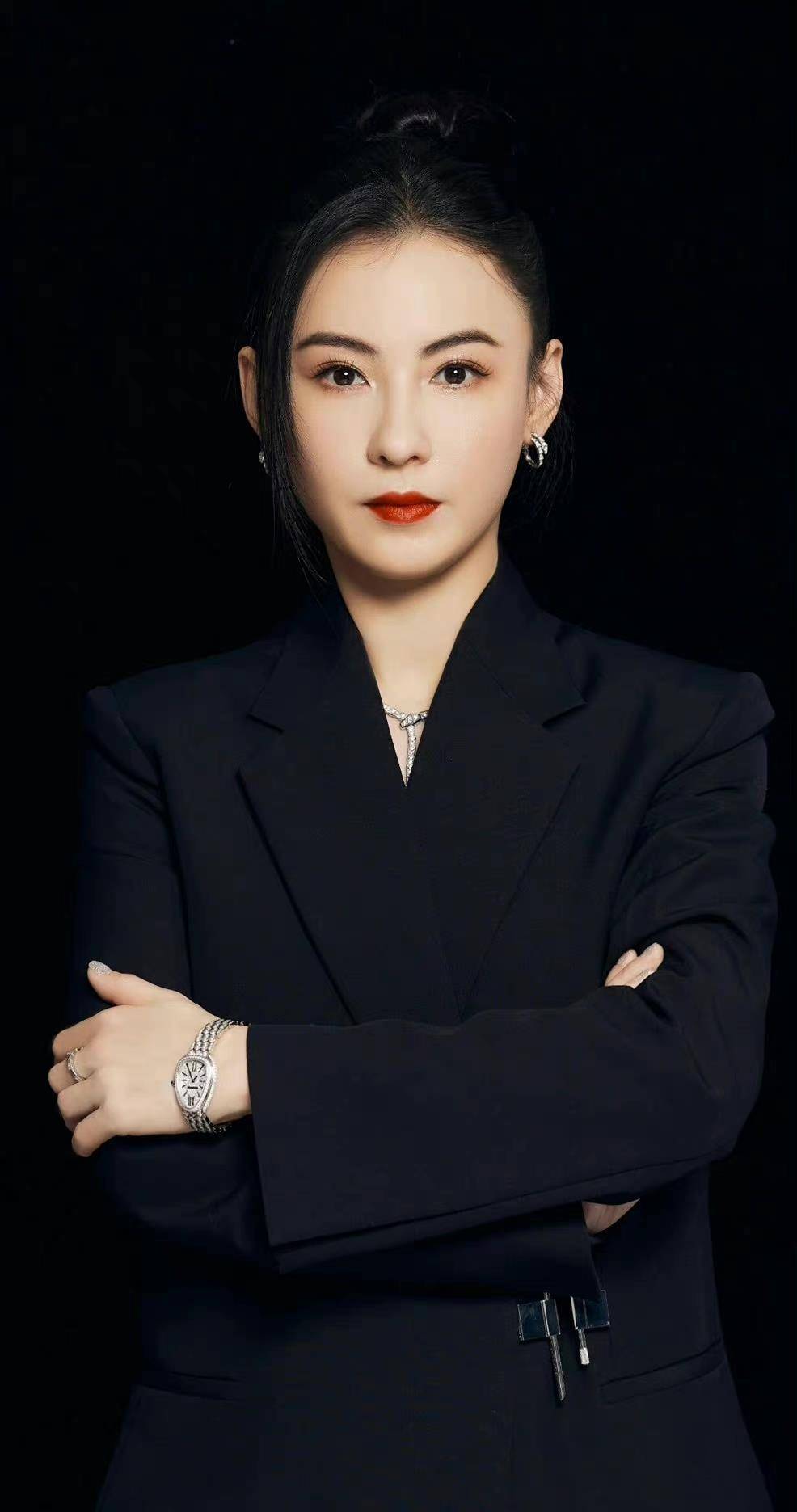 Cecilia 张柏芝认真过冬，牛仔大衣配棉靴，七彩“大妈”卫衣穿出减龄气质