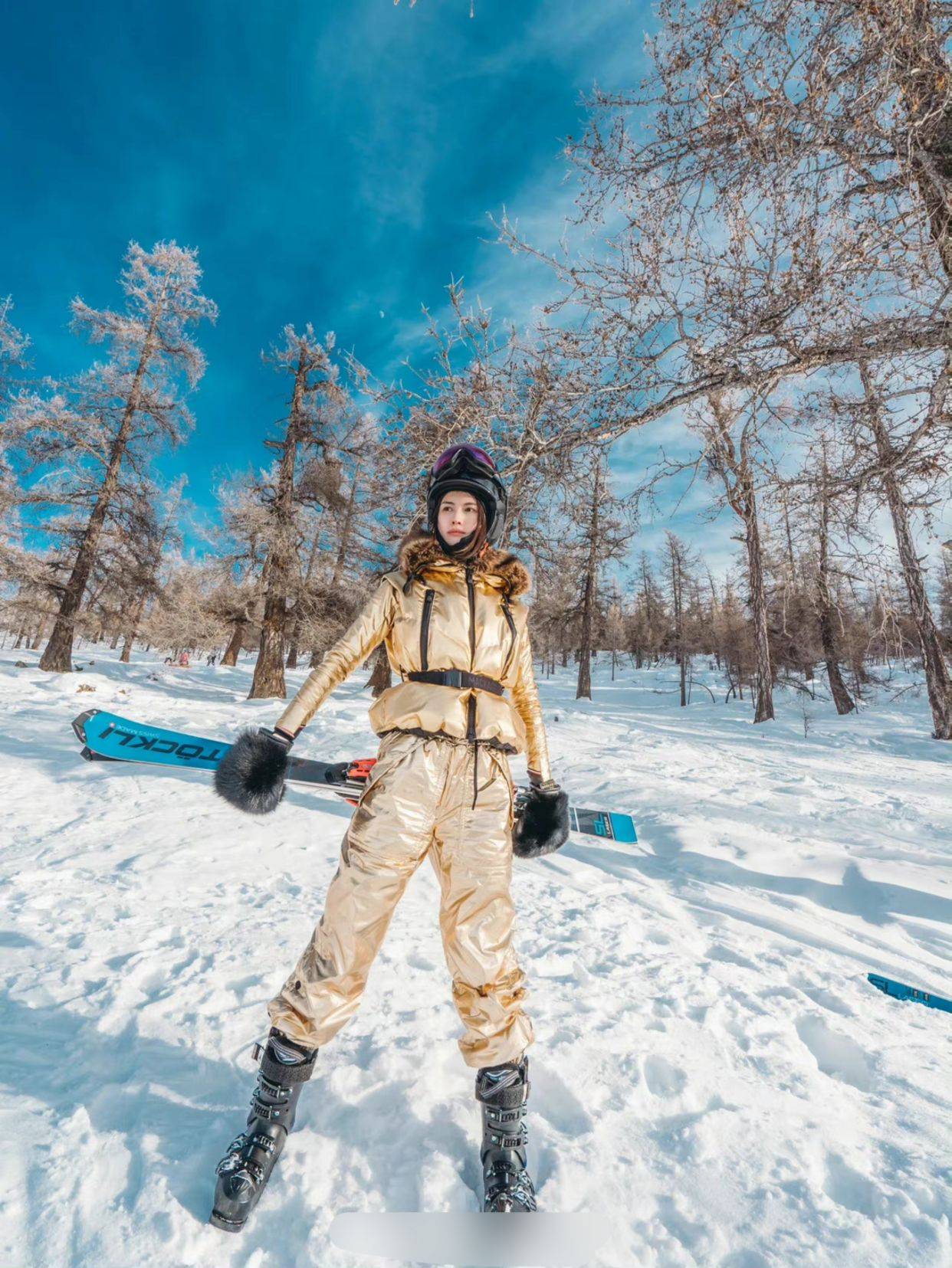 好身材 何穗不愧是超模，把滑雪装都穿出高定感，万元“黄金战衣”最抢眼