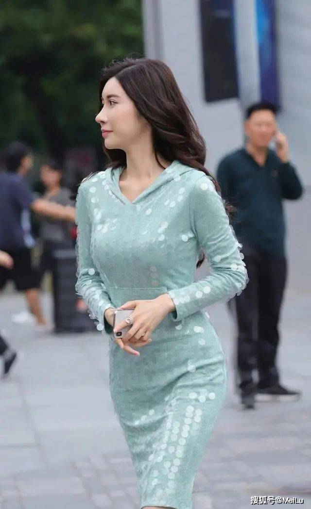 颜色 丰润柔美的连衣裙美女，展现出帅气大方的美和气质