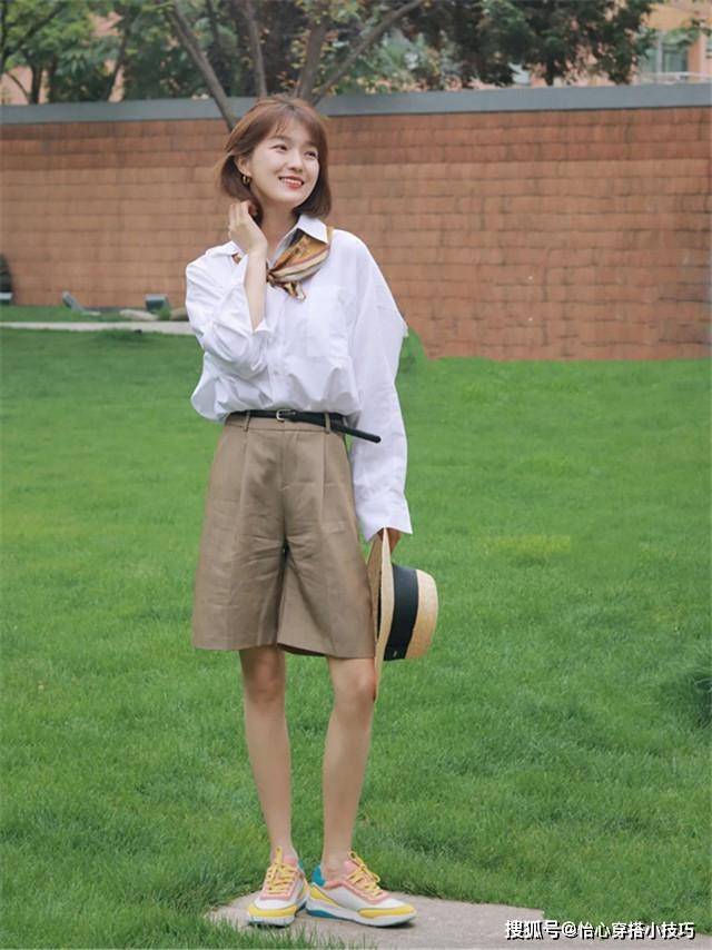 垫肩 “衬衫+五分裤”才是初夏该有的打扮,清凉舒适又洋气,美翻了!
