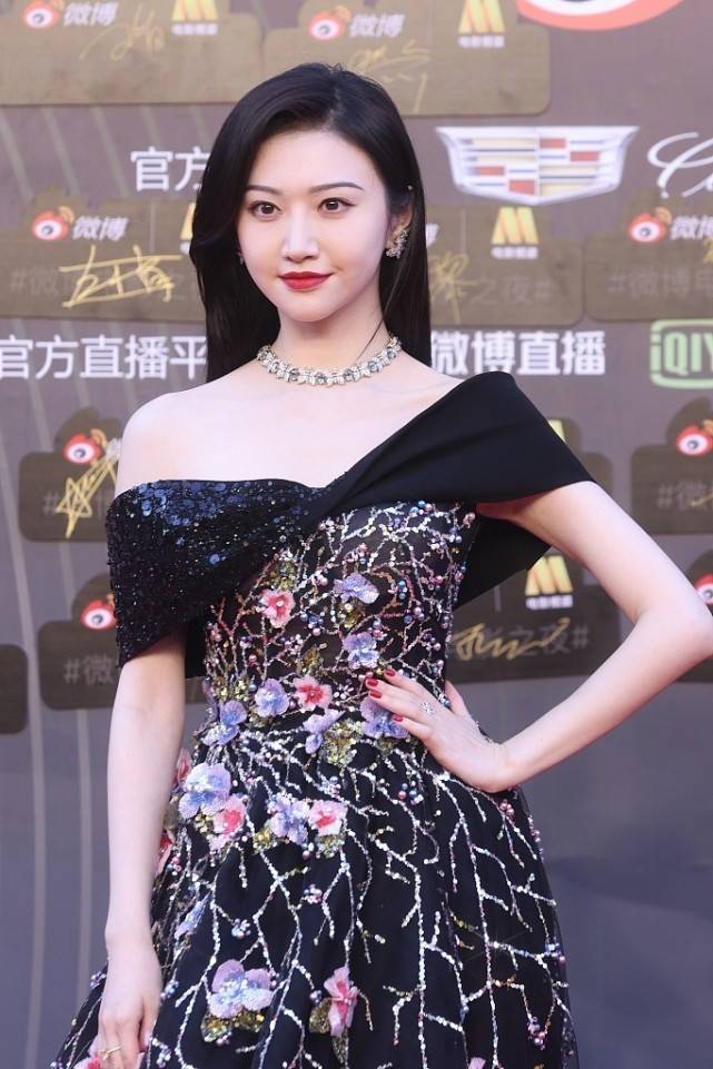 设计 倪妮景甜同穿斜肩裙，看得出身材差别，有气质的女人穿衣真高调