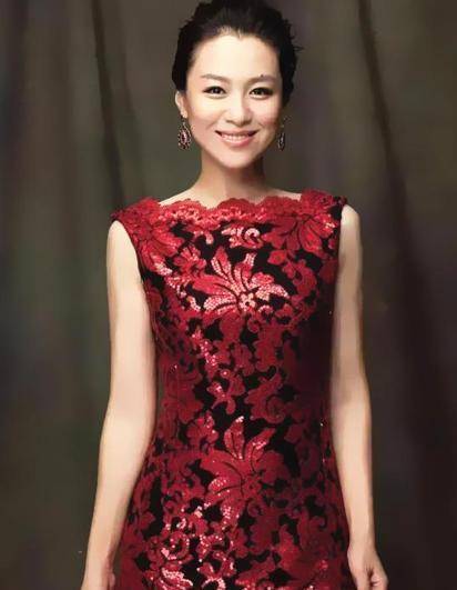 沈傲君 沈傲君穿红黑旗袍亮相，搭配卷发重现复古美人，身材让人挪不开眼