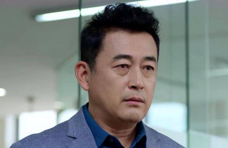 在妻子的帮助下成名,却狠心抛弃妻子,如今儿子像他一样花心_王志飞