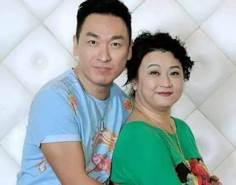 她曾红遍大江南北,因病喝药导致发胖,丈夫一如既往陪伴身边_陈莉萍