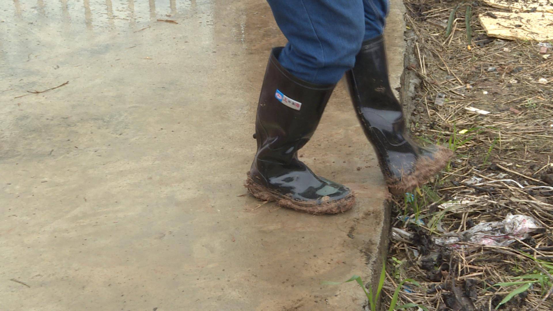一下雨秒回"原始生活"_村民_何大叔_雨靴