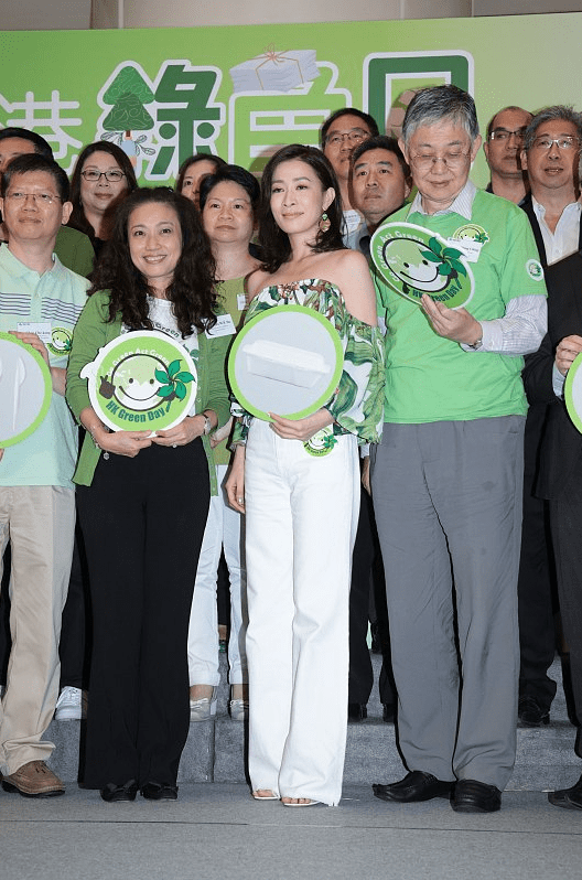 带着 佘诗曼年纪大了反而更会打扮了,穿绿上衣配白裤,看不出快50岁了