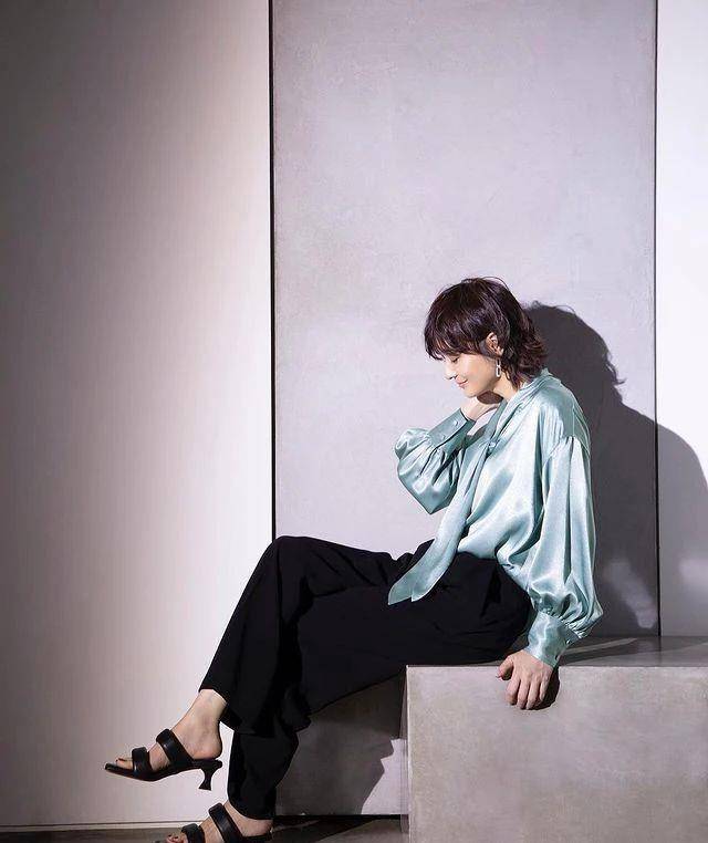 漂亮52岁的她凭借精致晒照走红:女人最好的姿态,就是优雅到老