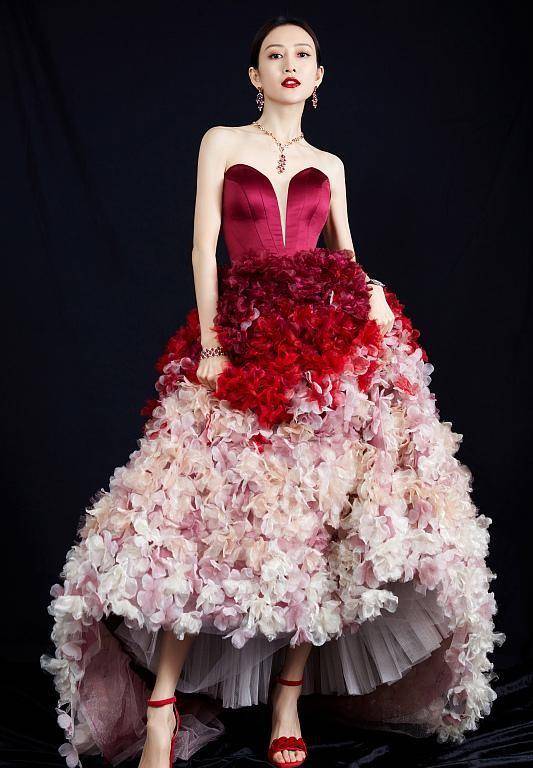 颜色 王鸥怎么这么美啊，就算礼服裙设计的很华丽，也没有她惹眼