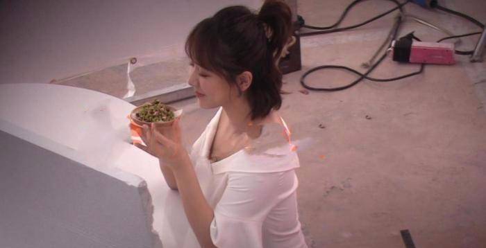 杨紫穿紧身裙,勒出一圈圈的赘肉,这体型跟蒋欣差不多了!