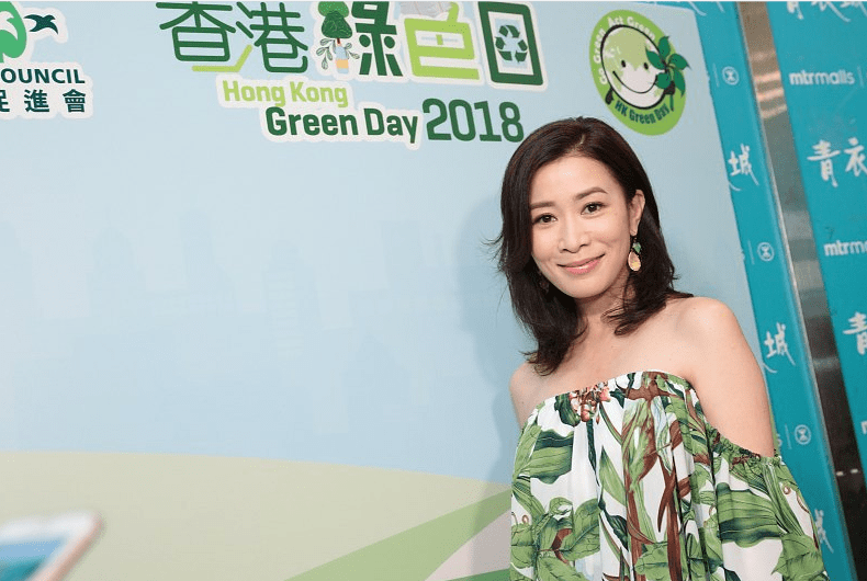 带着 佘诗曼年纪大了反而更会打扮了，穿绿上衣配白裤，看不出快50岁了