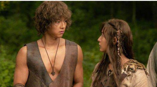 宋仲基宋仲基新剧造型撞款步惊云，泡面头配紫色唇彩像换了张脸