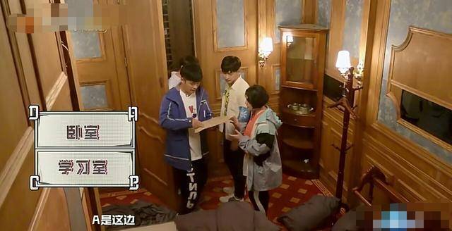 在黑走廊里,两人同框坐地爬行姿势,不愧是亲师兄弟了.