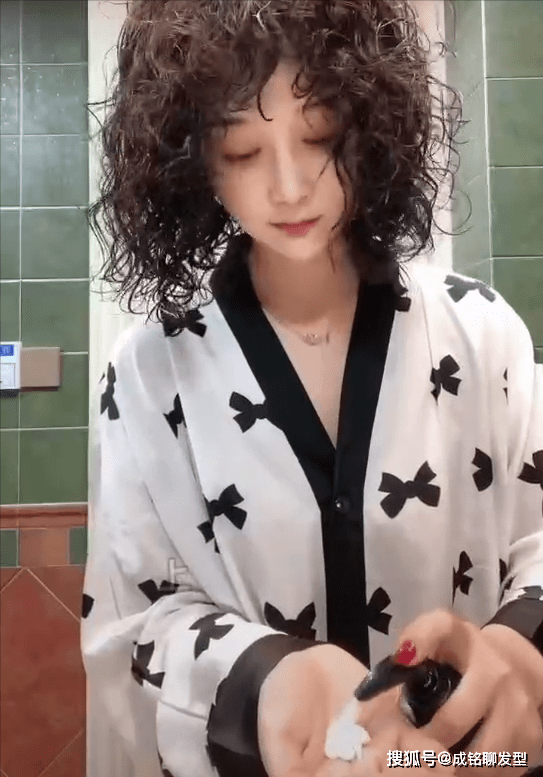 卷发想打理湿漉漉的发型，弹力素、啫喱膏和泡沫发蜡，哪种效果最好？
