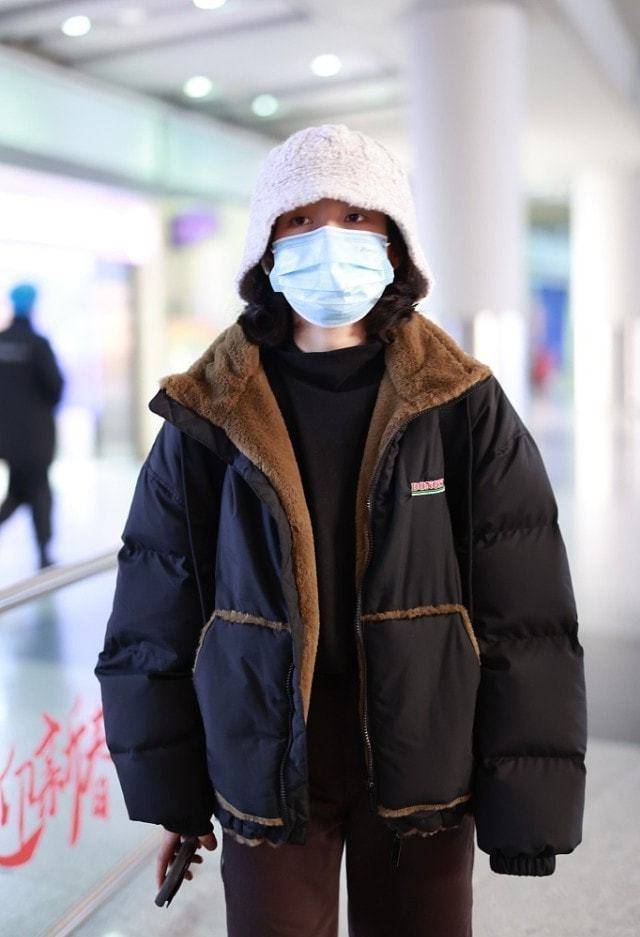 样式 张子枫有“老戏骨”的稳重,穿棉服微喇裤素气低调,其实比同龄人时尚太多