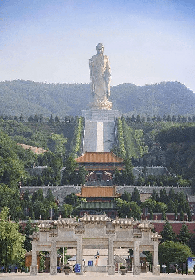 鲁山中原大佛十方普贤金像位于峨眉山金顶,通高48米,是目前世界上最大
