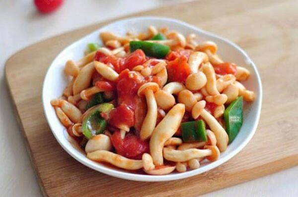 原创家常菜西红柿炒白玉菇的做法口感脆嫩鲜滑好吃又下饭