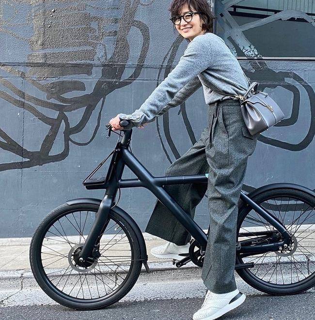 毛衣 52岁富冈佳子,毛衣+西裤”简约休闲,太减龄了