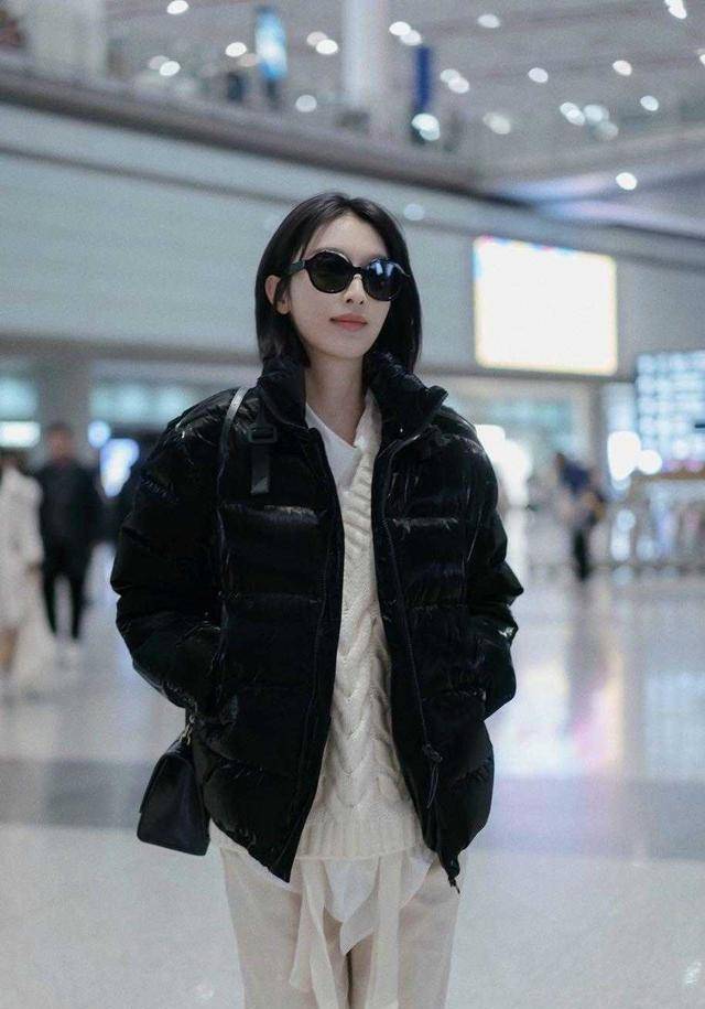 原创黑色羽绒服配九分裤露出脚踝张俪认真过冬的样子真美