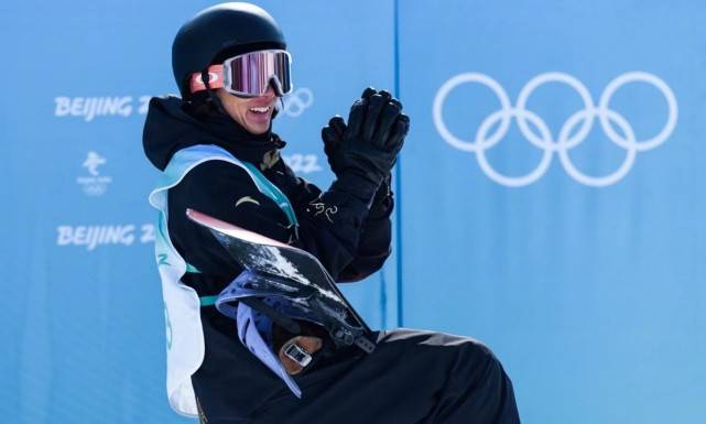 超帅 苏翊鸣一跳封神大爆火！身披国旗成英雄，超帅“刹车” 拿下金牌