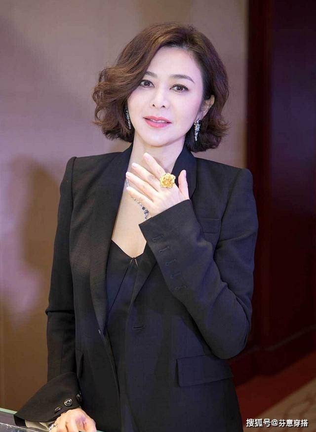 黑色奔五年纪白发越来越多？别急着染黑，试试这4种发色，减龄更时髦