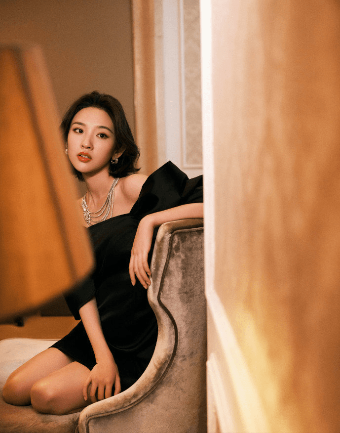 唐艺昕 辣妈唐艺昕真放得开,白色衬衫裙清纯如少女,露出小脚丫有点撩人