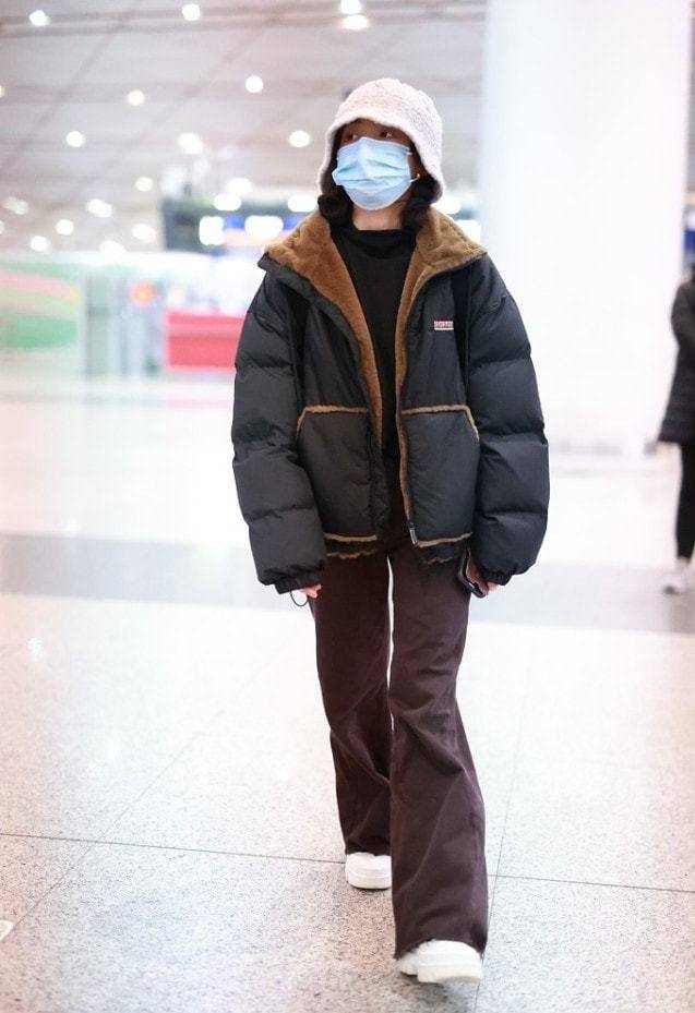 样式 张子枫有“老戏骨”的稳重,穿棉服微喇裤素气低调,其实比同龄人时尚太多