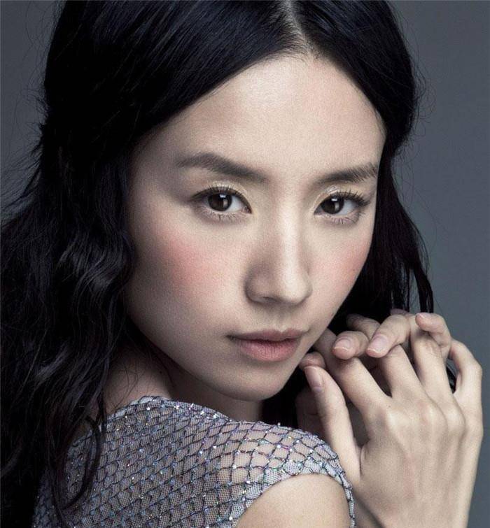 初恋 女人自己带娃也能活得精致，看董洁就知道了，39岁还一张初恋脸