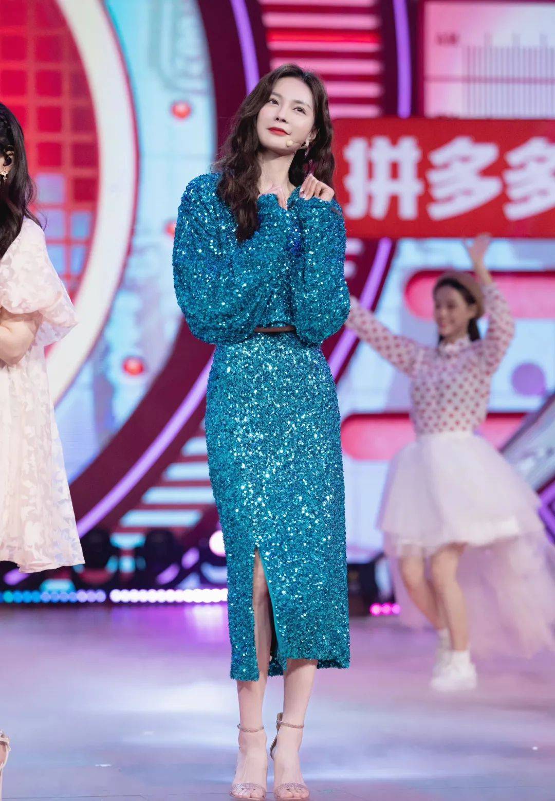 黄圣依 黄圣依、唐嫣、沈梦辰和迪丽热巴的裙装，光泽出现，优雅更为贵气