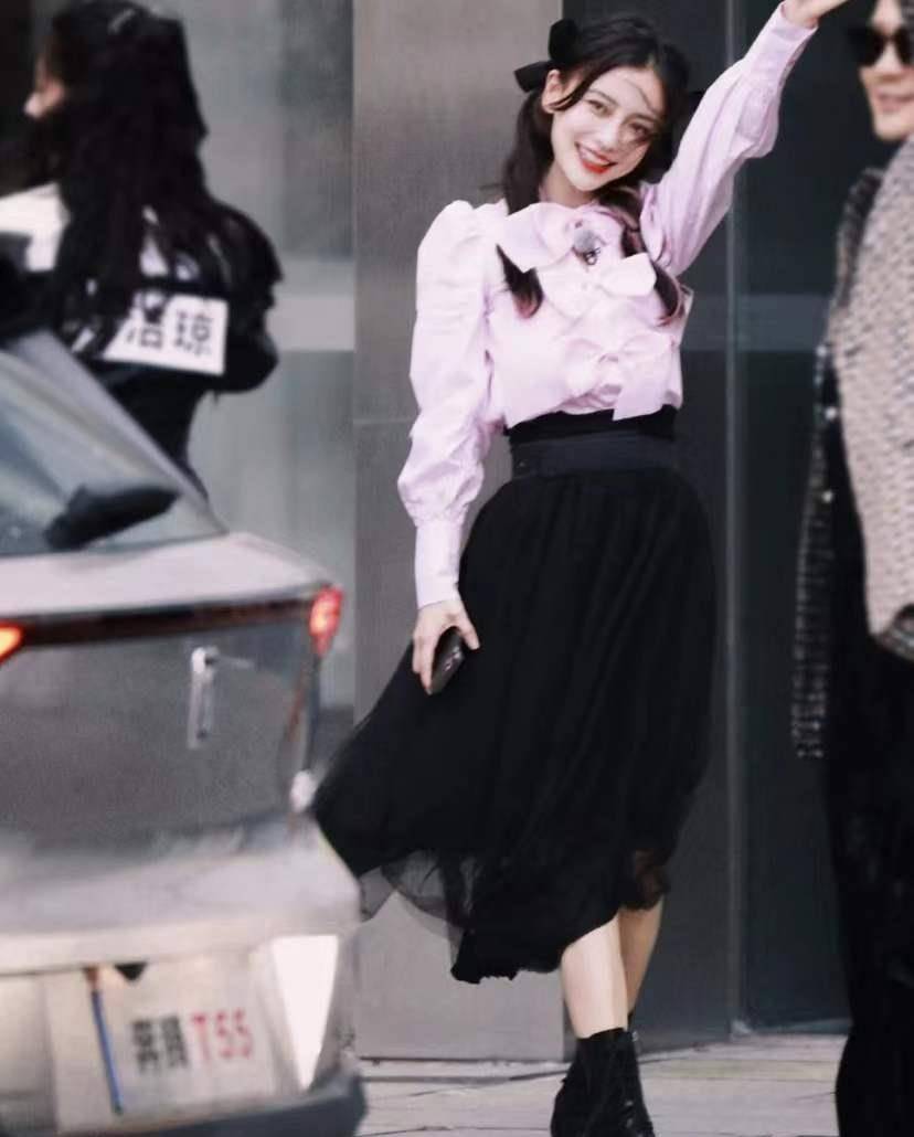 杨颖 离婚后的杨颖越来越大胆，穿牛角大衣+黑色紧身裤，少女感很足