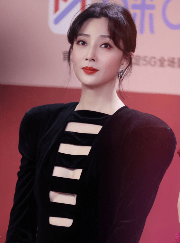 兴趣的培养,而殷桃也和名气一般,长得十分的水灵,事业也是如樱桃一样