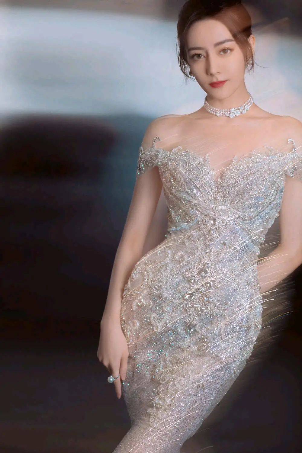 黄圣依 黄圣依、唐嫣、沈梦辰和迪丽热巴的裙装，光泽出现，优雅更为贵气